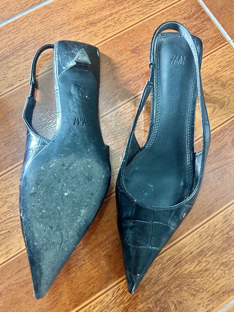 H&M Black Office Shoes (Category: Heels) located in Manila. Submitted by la_apparel (Listing ID 1465995572, Image 3). Description: Classic and elegant black office shoes from H&M. Perfect for work, meetings, formal occasions, or everyday smart outfits. • Brand: H&M • Color: Black • Size: EU 35 / US 4 • Heel height: 1 inch • Style: Classic office/formal shoes • Condition: Gently used / good condition • Comfortable low heel and easy to pair with of