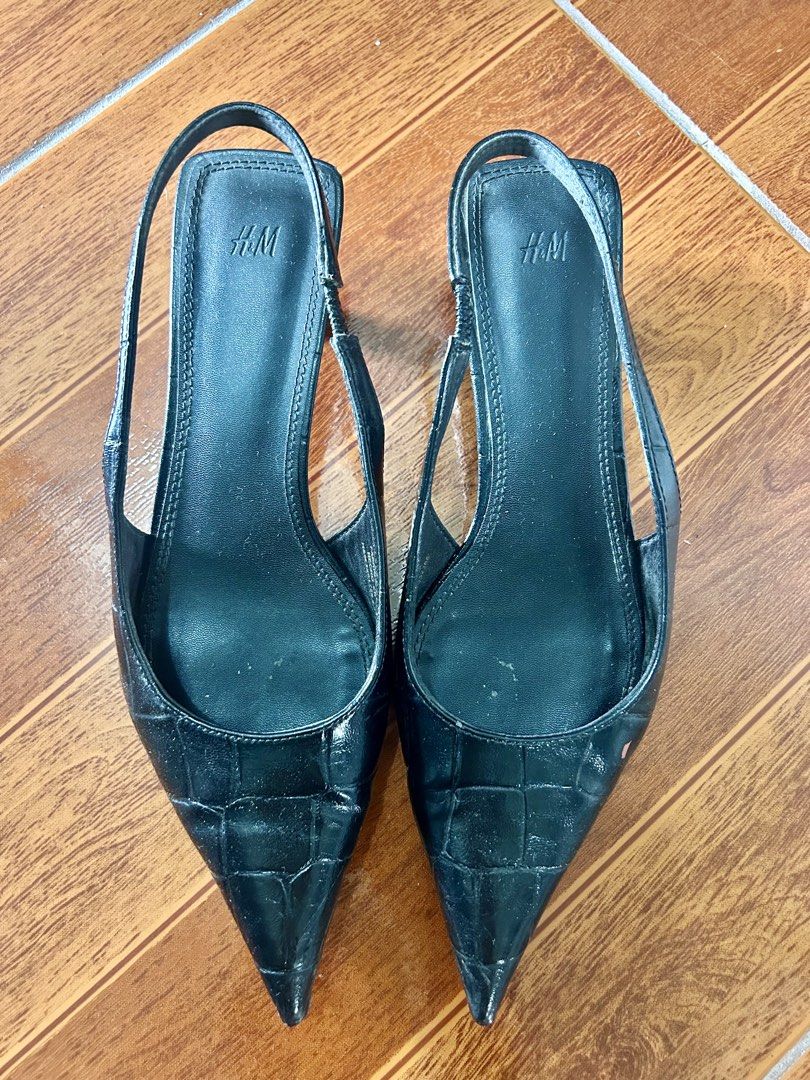 H&M Black Office Shoes (Category: Heels) located in Manila. Submitted by la_apparel (Listing ID 1465995572, Image 1). Description: Classic and elegant black office shoes from H&M. Perfect for work, meetings, formal occasions, or everyday smart outfits. • Brand: H&M • Color: Black • Size: EU 35 / US 4 • Heel height: 1 inch • Style: Classic office/formal shoes • Condition: Gently used / good condition • Comfortable low heel and easy to pair with of