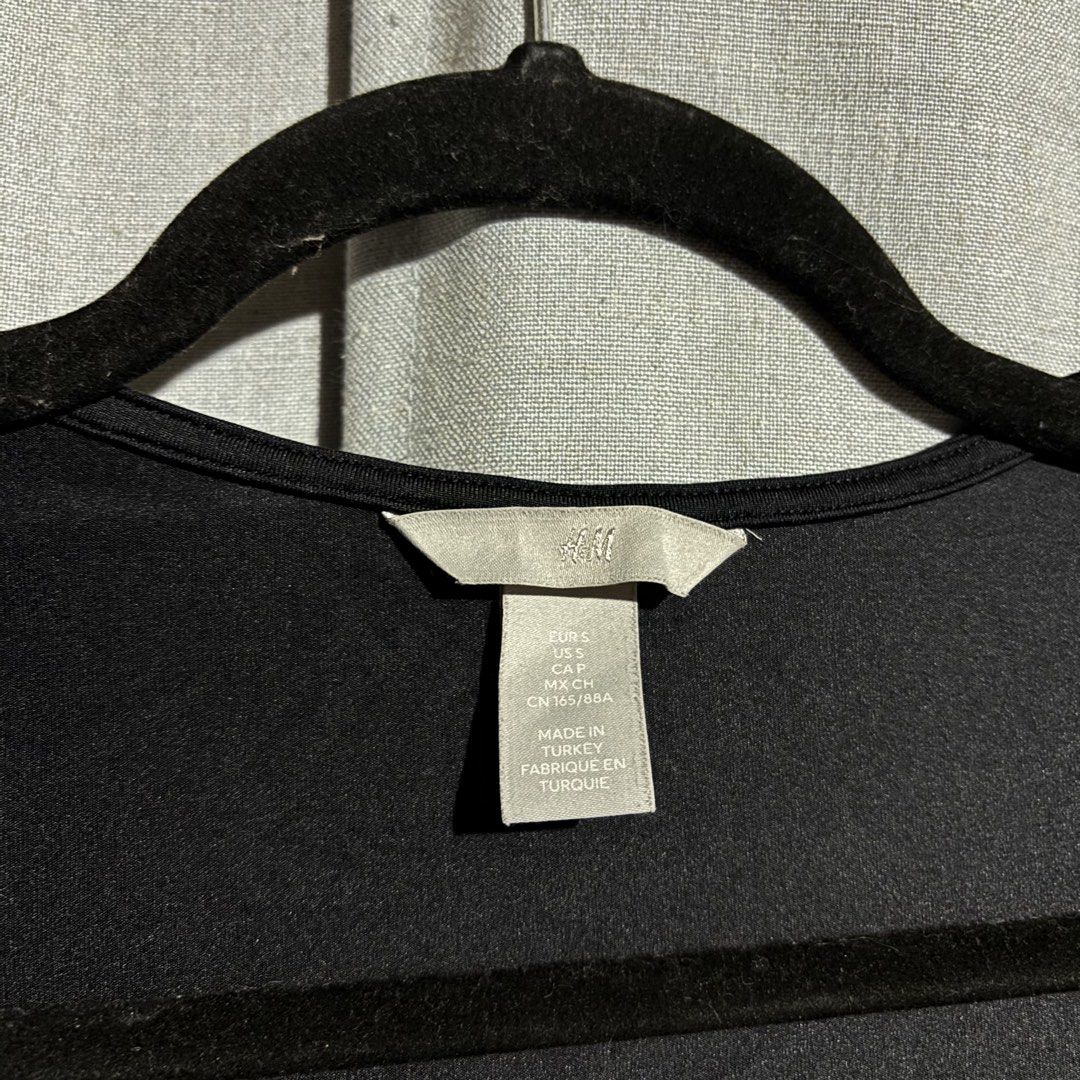 H&M Black Squared Neck Bodysuit (Category: Others Tops) located in Tanjay. Submitted by febmarie (Listing ID 1466127210, Image 2). Description: .