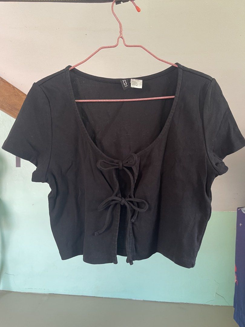 H&M Black Tie-Front Crop Top (Category: Blouses) located in Baybay. Submitted by shikita27906 (Listing ID 1466032676, Image 1). Description: - Brand/Item: H&M Black Short-Sleeve Crop Top - Design: Scoop neckline with cute double tie-front bow closure - Material: Soft, comfortable knit fabric - Size: S.