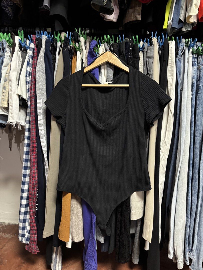 H&M bodysuit blouses (Category: Blouses) located in Pila. Submitted by isabelasthriftclothes (Listing ID 1466100120, Image 1). Description: .