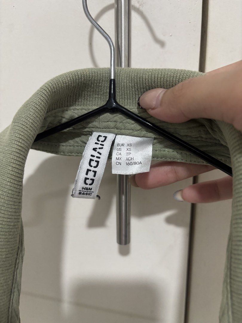 H&M Collared Sleeveless Top (Category: Sleeveless) located in Manila. Submitted by archivemae (Listing ID 1466090097, Image 3). Description: - H&M Collared Green Top - Size XS fits up to S - Used 1-2 times only - RFS: Decluttering - Delivery care of buyer Send a DM for questions & negotiation 💌.