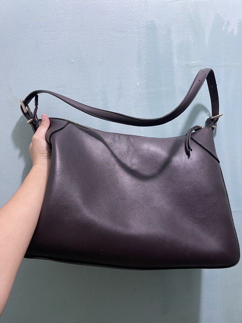H&M Dark Brown Shoulder Bag (Category: Shoulder Bags) located in Manila. Submitted by auchive (Listing ID 1466137404, Image 2). Description: .