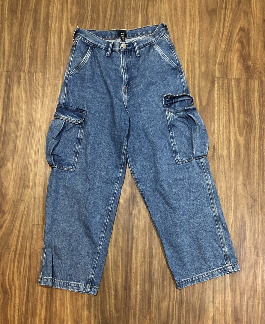 H&M Denim Carpenter Baggy Jeans (Category: Jeans) located in Manila. Submitted by picklerick_collects (Listing ID 1466117435, Image 1). Description: Length - 40 Leg opening - 8.5 Inseam - 28.5 Waist - 31.