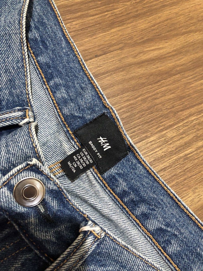 H&M Denim Carpenter Baggy Jeans (Category: Jeans) located in Manila. Submitted by picklerick_collects (Listing ID 1466117435, Image 2). Description: Length - 40 Leg opening - 8.5 Inseam - 28.5 Waist - 31.