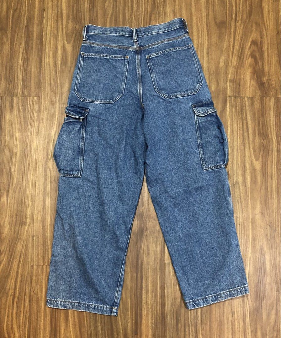 H&M Denim Carpenter Baggy Jeans (Category: Jeans) located in Manila. Submitted by picklerick_collects (Listing ID 1466117435, Image 3). Description: Length - 40 Leg opening - 8.5 Inseam - 28.5 Waist - 31.
