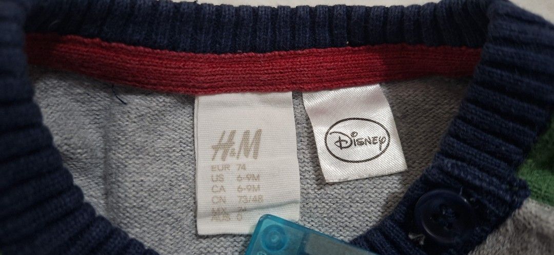 H&M Disney Pluto Knit Sweater (Category: Babies & Kids Fashion) located in Taguig. Submitted by wolffangs (Listing ID 1466009323, Image 3). Description: - H&M Disney Pluto holiday baby sweater - Size: EUR 74 / US (6-9M), may fit up to 12months - Shoulder button closure.