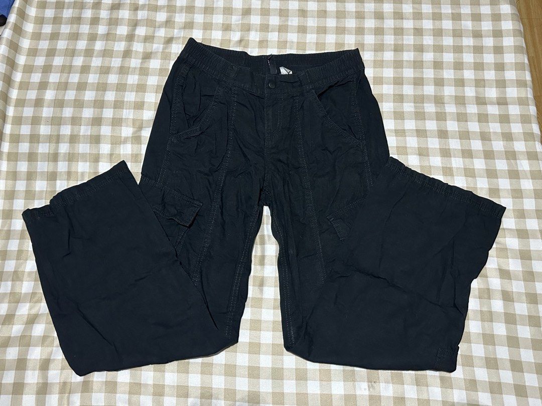 H&M Divided Cargo Pants (Category: Jeans) located in Manila. Submitted by vankiaaa (Listing ID 1466057313, Image 3). Description: - EUR 36 / US 4 - mid-rise, straight leg - 10/10 - rfs: decluttering - mop: gcash .