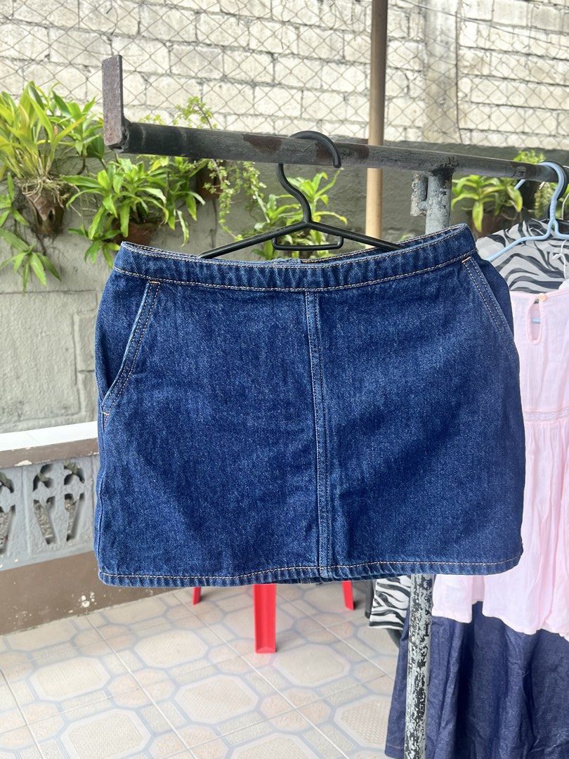 H&M Divided Denim Mini Skirt (Category: Skirts) located in Dinalupihan. Submitted by penaflorcj (Listing ID 1466010643, Image 1). Description: .