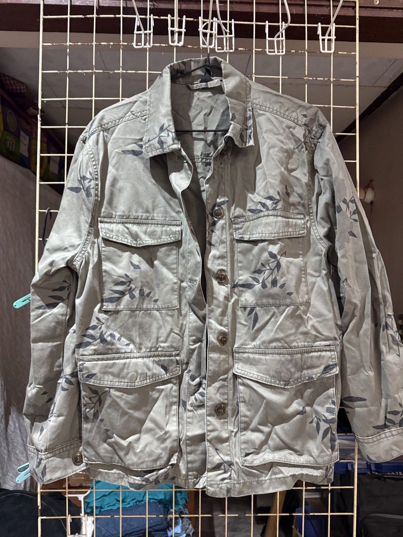 H&M Divided Green Leaf Print Utility Jacket (Category: Coats, Jackets and Outerwear) located in Quezon City. Submitted by nsseller (Listing ID 1466095860, Image 1). Description: Green utility jacket from H&M Divided. Features a dark leaf print pattern all over. Button-up front with multiple functional chest and lower pockets. Collar neckline and long sleeves. Size US 12, EUR 42. Earthy tones, great casual layering piece for everyday outfits..