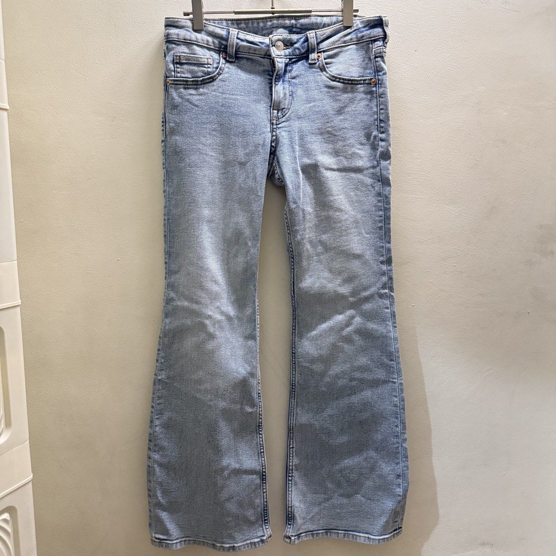H&M Divided Light Wash Flare Jeans (Category: Jeans) located in Muntinlupa City. Submitted by lovedbyapril (Listing ID 1466043430, Image 2). Description: - Brand: H&M Divided - Style: Light wash flare jeans - Fit: Classic mid-rise with zipper fly and button closure - Details: Five-pocket styling with standard back pockets and slight flared leg - Color/Wash: Vintage faded blue - Condition: Barely used, Like New 💌 RFS: Decluttering, need storage s