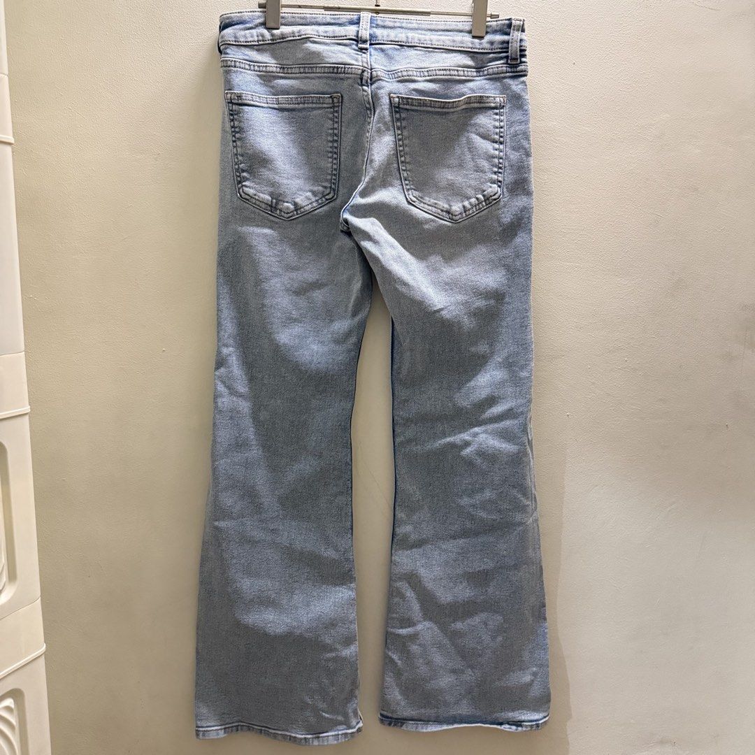 H&M Divided Light Wash Flare Jeans (Category: Jeans) located in Muntinlupa City. Submitted by lovedbyapril (Listing ID 1466043430, Image 3). Description: - Brand: H&M Divided - Style: Light wash flare jeans - Fit: Classic mid-rise with zipper fly and button closure - Details: Five-pocket styling with standard back pockets and slight flared leg - Color/Wash: Vintage faded blue - Condition: Barely used, Like New 💌 RFS: Decluttering, need storage s