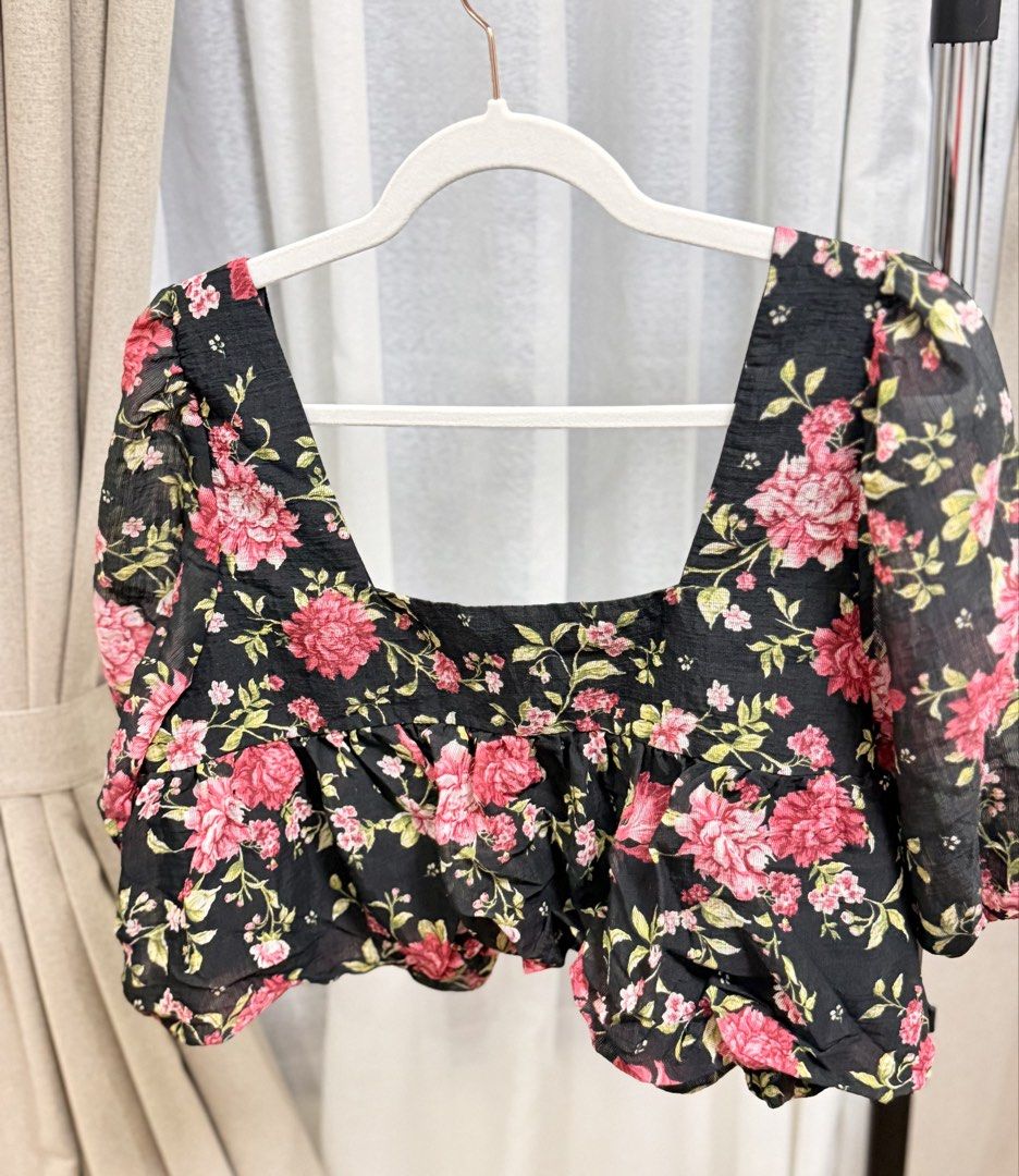 H&M Floral Puff Sleeve Blouse (Category: Blouses) located in Santa Rosa. Submitted by rainscloset29 (Listing ID 1466059723, Image 3). Description: . H&M floral puff sleeve blouse in black . Size M . Used once only . Excellent condition, no noticeable flaws . Beautiful floral print with puff sleeves and square neckline . Lightweight fabric, perfect for casual or dressy outfits . Selling because decluttering 📍Sta.Rosa, Laguna . Delivery via Lalamo