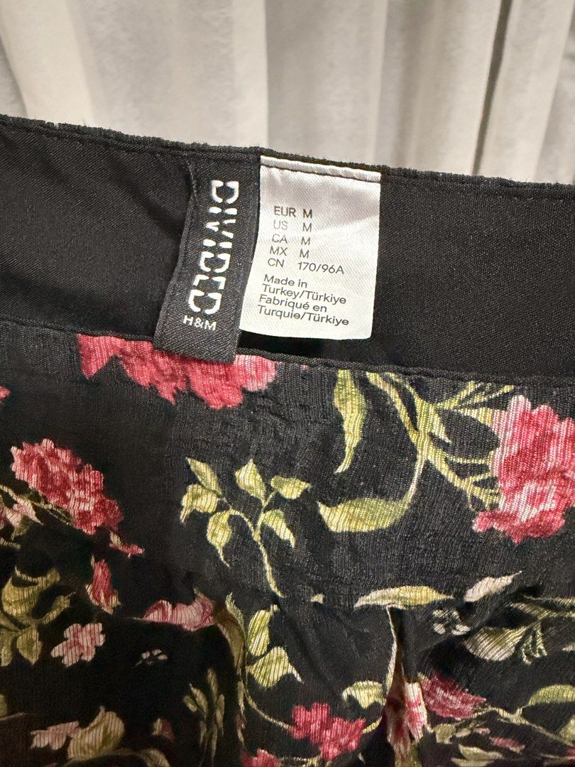 H&M Floral Puff Sleeve Blouse (Category: Blouses) located in Santa Rosa. Submitted by rainscloset29 (Listing ID 1466059723, Image 2). Description: . H&M floral puff sleeve blouse in black . Size M . Used once only . Excellent condition, no noticeable flaws . Beautiful floral print with puff sleeves and square neckline . Lightweight fabric, perfect for casual or dressy outfits . Selling because decluttering 📍Sta.Rosa, Laguna . Delivery via Lalamo