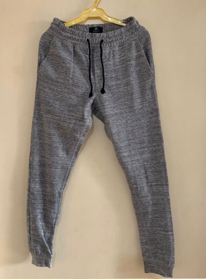 H&M Jogger Unisex (Category: Jeans) located in Valenzuela. Submitted by clickandshoppreloved (Listing ID 1466010284, Image 1). Description: H&M Jogger Unisex Onhand, Overuns Jogger (XS Ontag) Waist : 25in Height: 39 Color : Grey (Excellent Condition, Good As New Never Been Used).