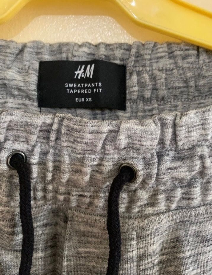 H&M Jogger Unisex (Category: Jeans) located in Valenzuela. Submitted by clickandshoppreloved (Listing ID 1466010284, Image 3). Description: H&M Jogger Unisex Onhand, Overuns Jogger (XS Ontag) Waist : 25in Height: 39 Color : Grey (Excellent Condition, Good As New Never Been Used).