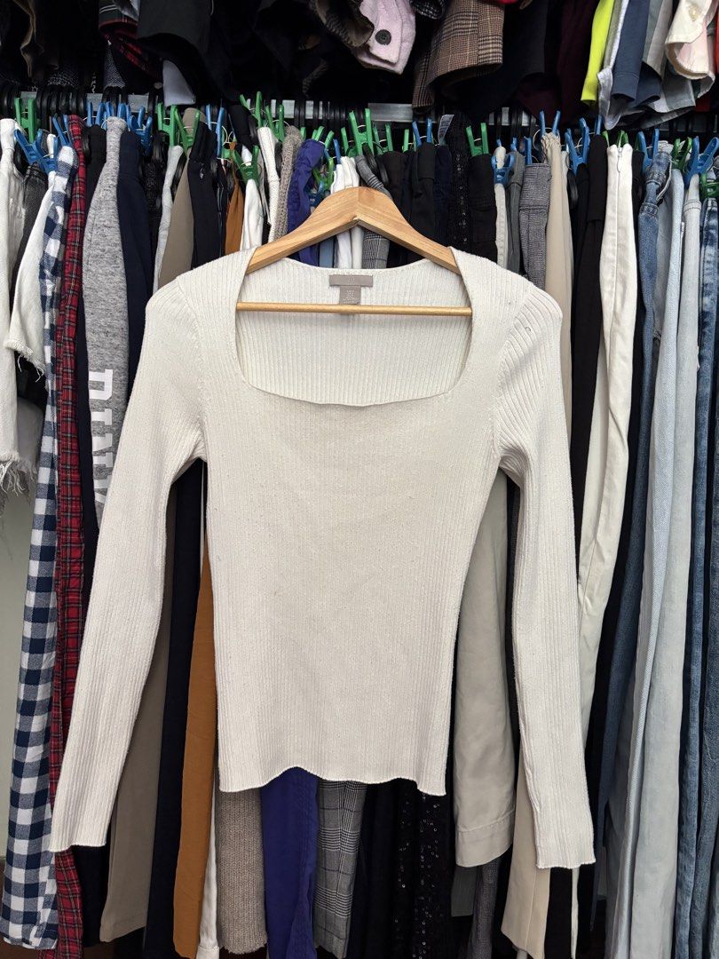H&M knitted longsleeve (Category: Longsleeves) located in Pila. Submitted by isabelasthriftclothes (Listing ID 1466114634, Image 1). Description: .