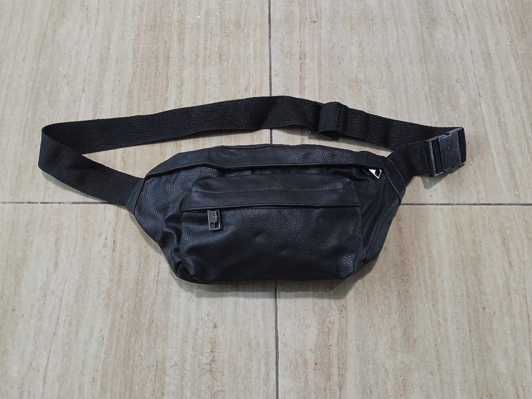 H&M Leather Belt bag (Category: Belt bags, Clutches and Pouches) located in Glan. Submitted by cpaharodde48008 (Listing ID 1466072138, Image 1). Description: H&M Leather Belt bag like new.