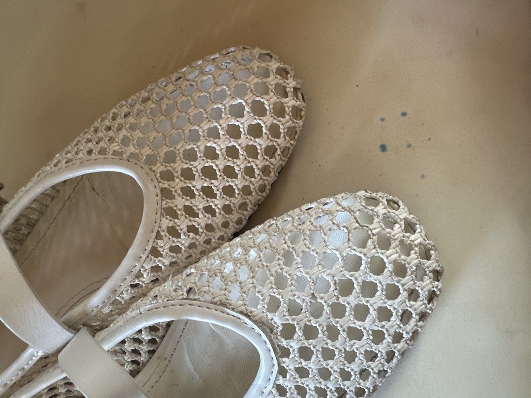 H&M Mesh Mary Janes (Category: Flats & Sandals) located in Davao. Submitted by krau_ (Listing ID 1465980239, Image 3). Description: White mesh mary janes with adjustable straps Size 35 / 22 cm Well used, needs cleaning. Flaw: some cracks on the straps.