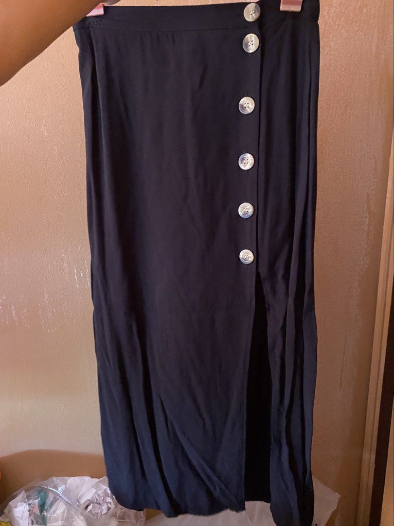 H&M Midi Skirt (Category: Skirts) located in Cavite. Submitted by helloize (Listing ID 1466035457, Image 2). Description: With extra button Navy blue High slit Midi skirt.