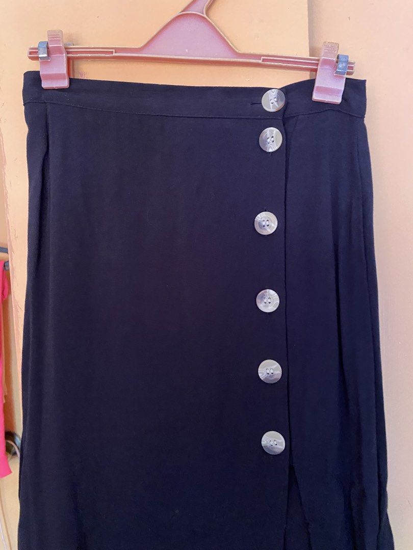 H&M Midi Skirt (Category: Skirts) located in Cavite. Submitted by helloize (Listing ID 1466035457, Image 1). Description: With extra button Navy blue High slit Midi skirt.