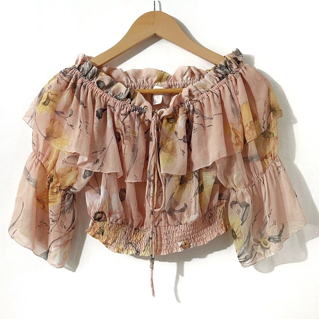 H&m Offshoulder Floral Top (Category: Blouses) located in Taguig. Submitted by intransitforyou (Listing ID 1465996165, Image 1). Description: Eur 34 ko.