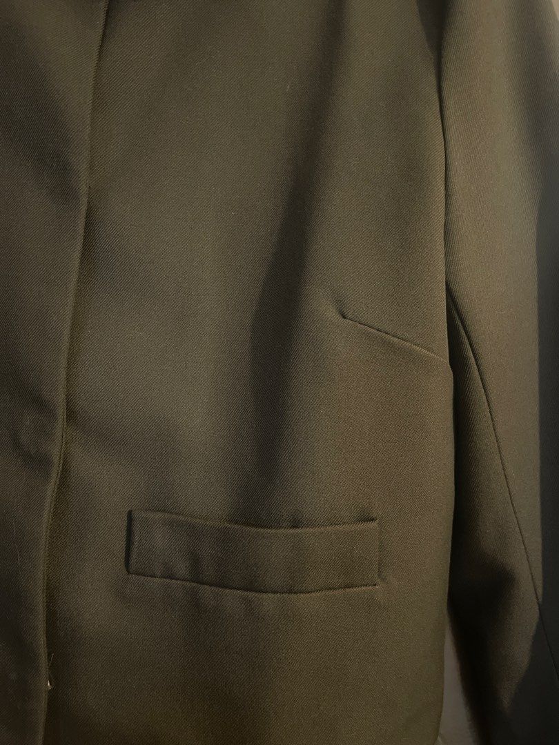H&M Olive Green Cropped Jacket Size S (Category: Coats, Jackets and Outerwear) located in Manila. Submitted by mzclm (Listing ID 1465965311, Image 3). Description: - Brand/Model: H&M Olive Green Cropped Jacket - Size: S (EUR S / US S) - Design: Classic collar with snap button closure - Features: Structured shoulder darts and two front flap pockets - Style: Clean dark green tone, great basic outerwear for layering over tops or dresses on cooler da