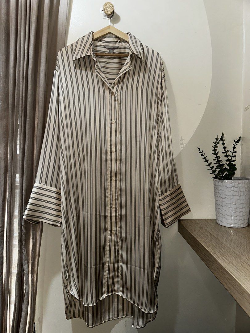 H&M Oversized Satin Long Maxi Dress (Category: Dresses) located in Pasig City. Submitted by lovedbymori_ (Listing ID 1466096356, Image 1). Description: Worn for 2 hours only. Good as new! Medium on tag but fits up to XL. Purchased for ₱1,600+.