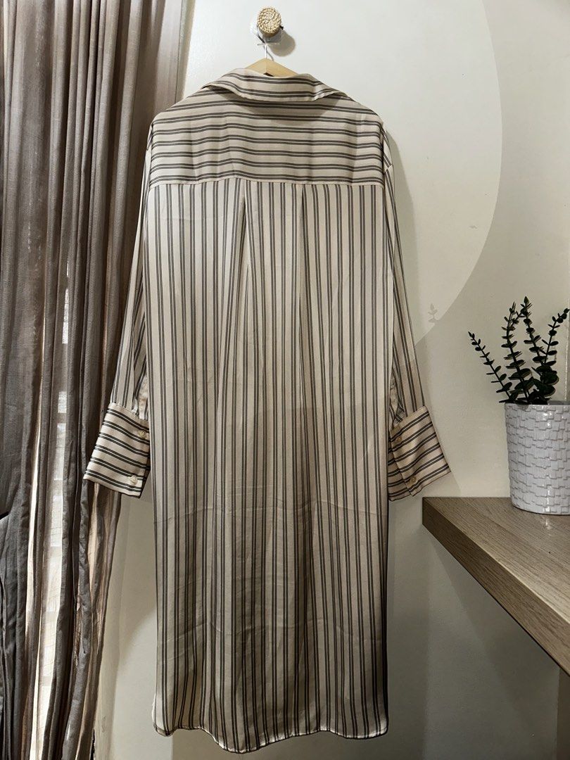H&M Oversized Satin Long Maxi Dress (Category: Dresses) located in Pasig City. Submitted by lovedbymori_ (Listing ID 1466096356, Image 2). Description: Worn for 2 hours only. Good as new! Medium on tag but fits up to XL. Purchased for ₱1,600+.