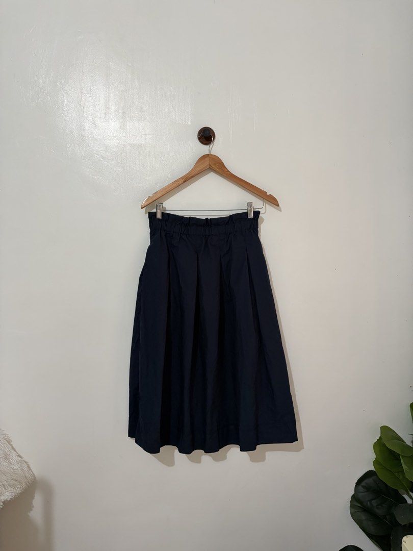 H&M Paper cut skirt (Category: Skirts) located in Makati City. Submitted by go_thrifty (Listing ID 1466152268, Image 2). Description: H&M Paper cut skirt 𝙎𝙞𝙯𝙚: Large 𝘾𝙤𝙣𝙙𝙞𝙩𝙞𝙤𝙣: Like new✨Navy 🏷️380 *Missing belt 📍 𝙇𝙤𝙘𝙖𝙩𝙞𝙤𝙣: Quirino Province 🚛 𝘾𝙤𝙪𝙧𝙞𝙚𝙧: J&T Express / JRS Express 💳 𝙁𝙞𝙧𝙨𝙩 𝙩𝙤 𝙥𝙖𝙮, 𝙜𝙚𝙩𝙨 𝙩𝙝𝙚 𝙞𝙩𝙚𝙢 ⚠️ 𝙉𝙤 𝙍𝙚𝙩𝙪𝙧𝙣/𝙍𝙚𝙛𝙪𝙣𝙙 🚫 𝙉𝙊 𝙏𝙊 𝙄𝙍𝙍𝙀𝙎𝙋𝙊𝙉𝙎𝙄𝘽𝙇𝙀 𝘽𝙐𝙔𝙀𝙍/ 𝙅𝙊