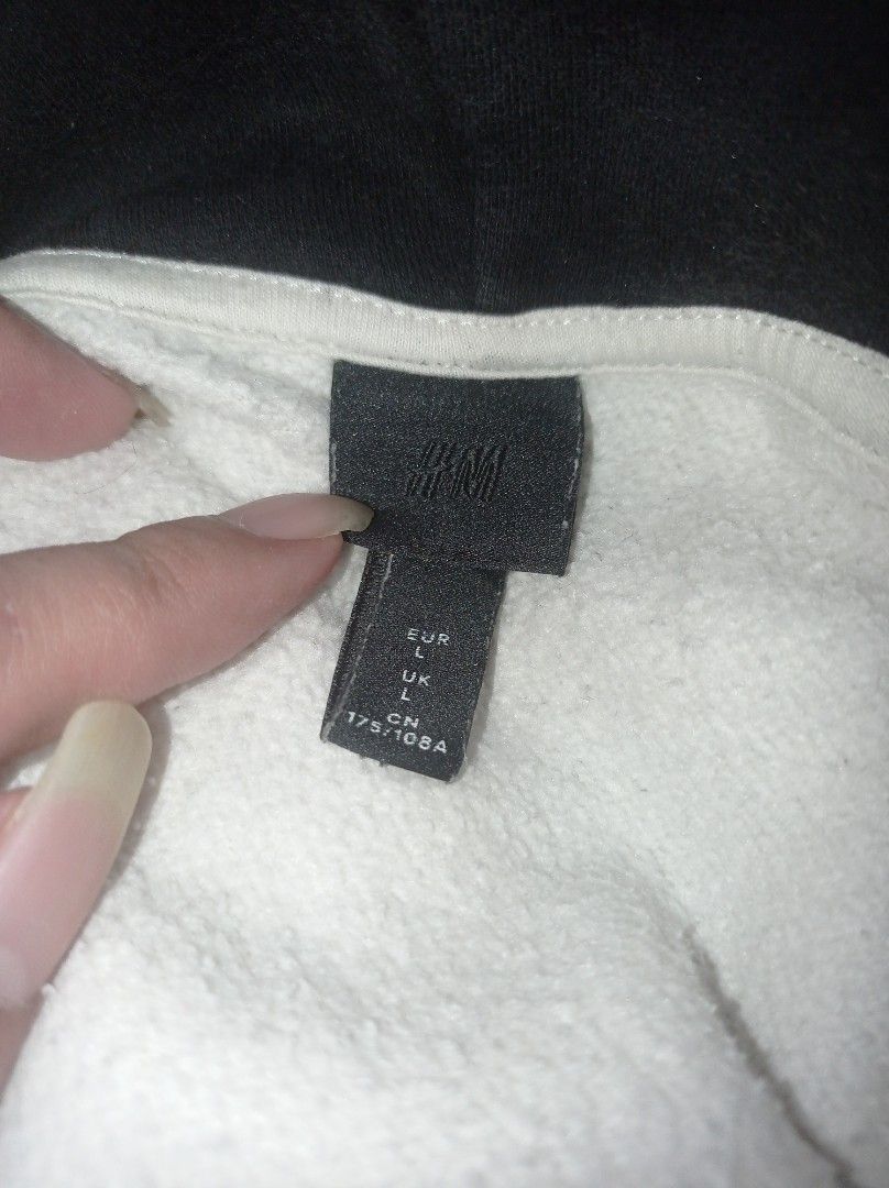 H&M Plain Hoodie (Category: Hoodies) located in Pasig City. Submitted by pureselectionapparel (Listing ID 1466098821, Image 2). Description: H&M Plain Hoodie 🏷️ Size large on tag Can fit up to XL Dimes: 23.5width, 27length Excellent Condition Issue: Washable stains (check last 3 pictures) 300 plus ship Location: Pasig City.