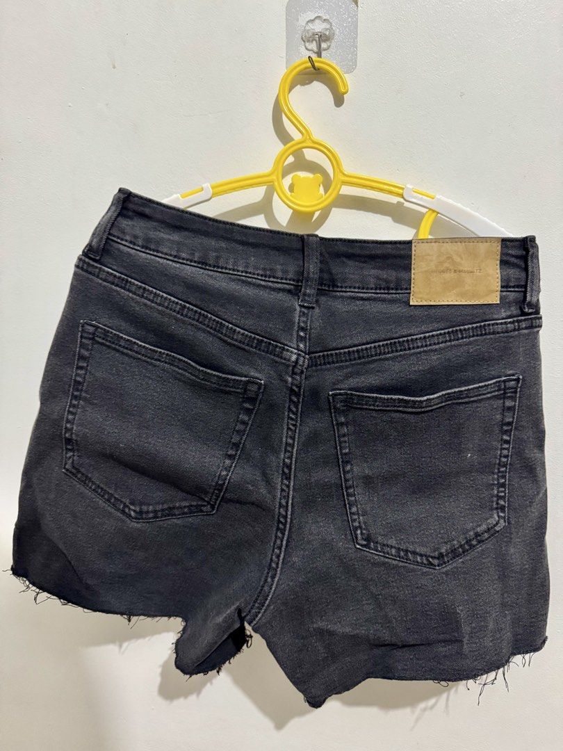 H&M shorts | EUR 38 (Category: Shorts) located in Bacolod City. Submitted by globalbudolfinds.ph (Listing ID 1466043443, Image 3). Description: Kindly search the size guide of H&M. Tried but never used .