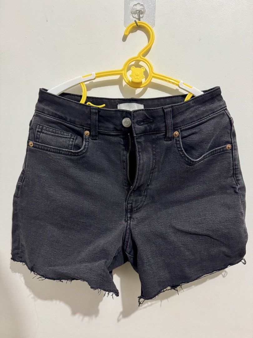 H&M shorts | EUR 38 (Category: Shorts) located in Bacolod City. Submitted by globalbudolfinds.ph (Listing ID 1466043443, Image 1). Description: Kindly search the size guide of H&M. Tried but never used .
