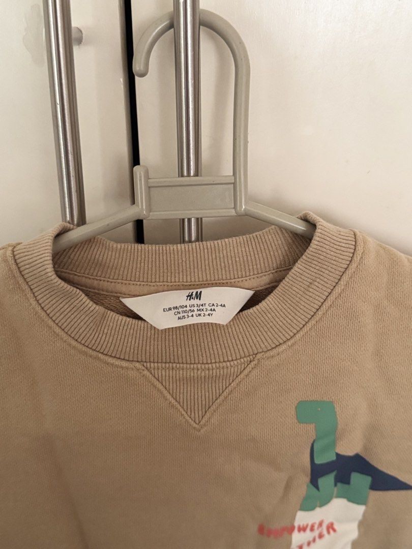 H&M Sweatshirt (Category: Babies & Kids Fashion) located in Quezon City. Submitted by kfrys (Listing ID 1466068299, Image 3). Description: US 3-4T.