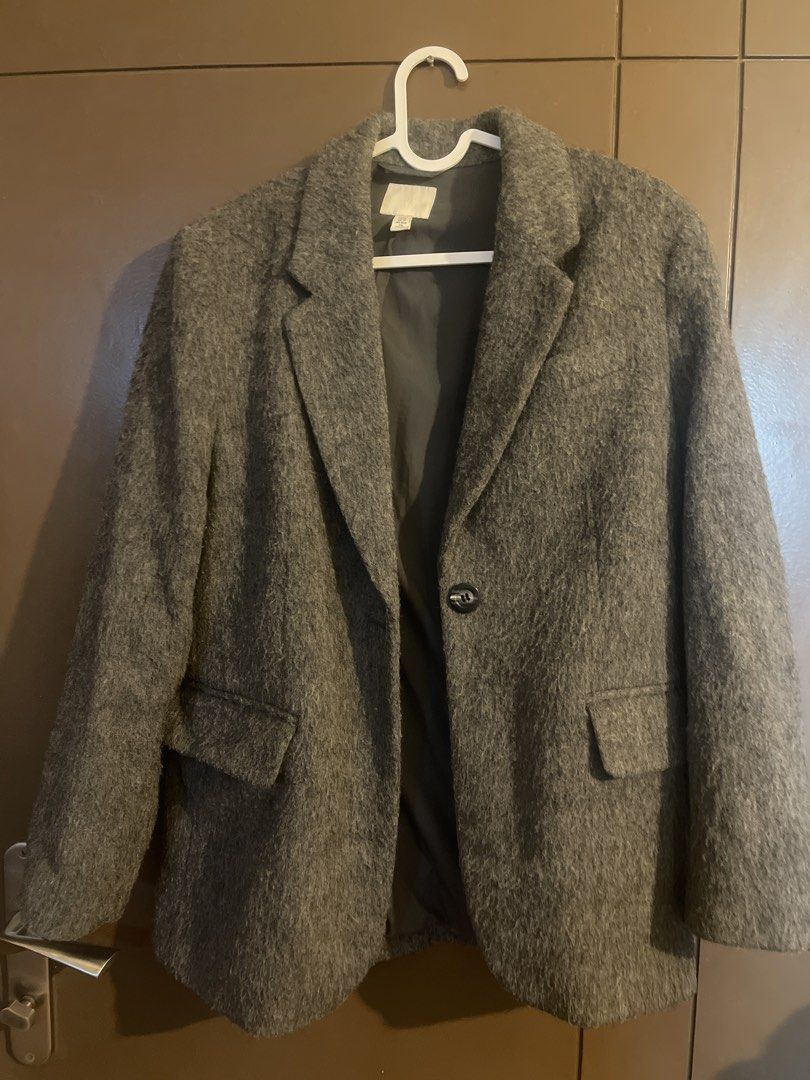 H&M Textured Wool-Blend Grey Blazer Jacket Size XS (Category: Coats, Jackets and Outerwear) located in Manila. Submitted by mzclm (Listing ID 1465966545, Image 1). Description: - Brand: H&M - Style: Grey textured wool-blend blazer with single-button front closure - Features: Two front flap pockets, fully lined dark grey interior - Size: XS (Standard EUR/US tags intact) - Condition: Great layering piece for cooler weather - Shipping or meetups ava