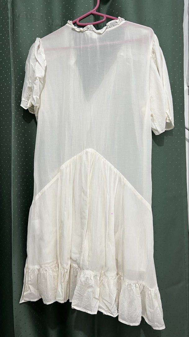 H&M white dress (Category: Dresses) located in Cavite. Submitted by chocolat.meilleure (Listing ID 1466145719, Image 3). Description: XS but fits small and maybe medium .