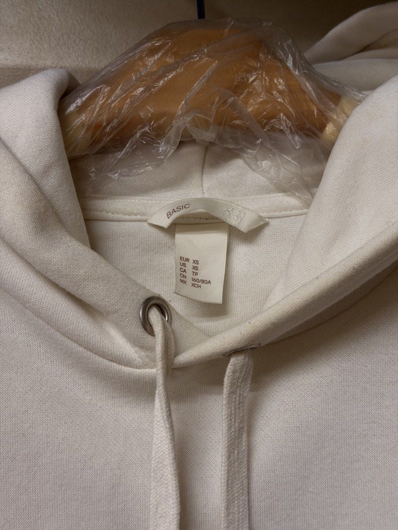 H&M white sweater (Category: Coats, Jackets and Outerwear) located in Manila. Submitted by benzey (Listing ID 1465975198, Image 3). Description: Open for bundle.