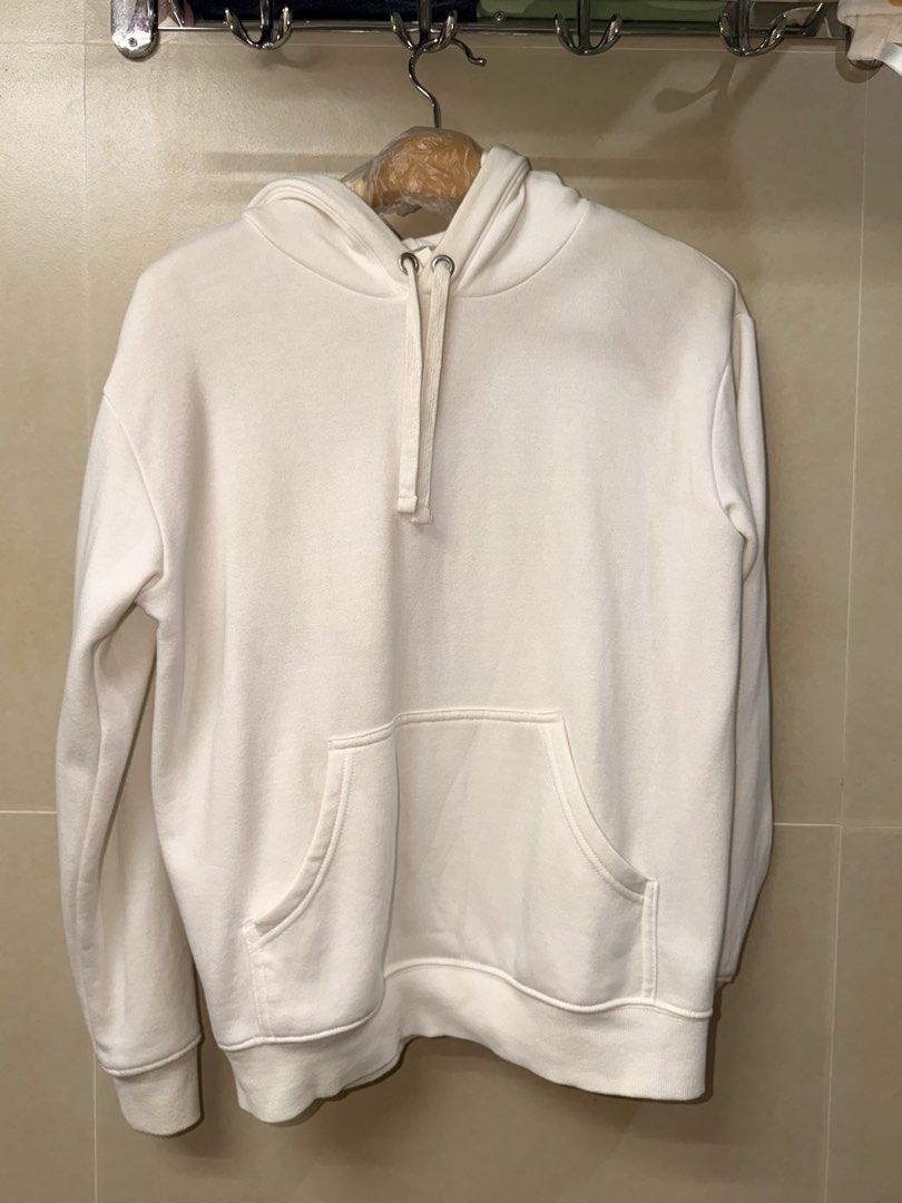 H&M white sweater (Category: Coats, Jackets and Outerwear) located in Manila. Submitted by benzey (Listing ID 1465975198, Image 1). Description: Open for bundle.