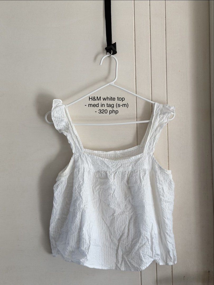 H&M White Top (Category: Sleeveless) located in Manila. Submitted by cinnmoroll (Listing ID 1466103542, Image 1). Description: Descrip in photo.