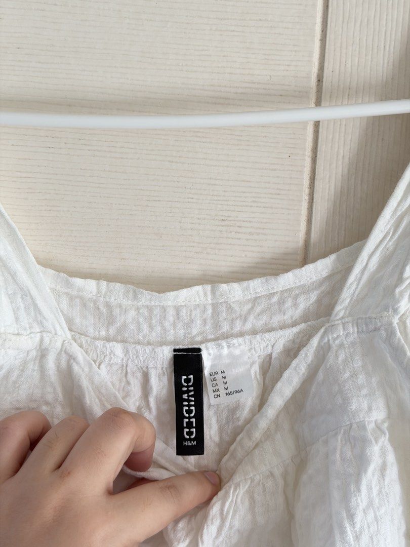 H&M White Top (Category: Sleeveless) located in Manila. Submitted by cinnmoroll (Listing ID 1466103542, Image 2). Description: Descrip in photo.