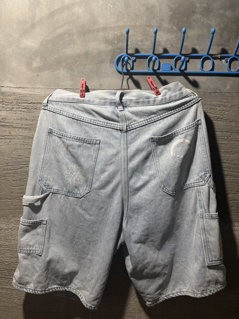 H&M X CN Carpenter jorts (Category: Shorts) located in Ramon. Submitted by vanjho.x (Listing ID 1465992055, Image 2). Description: H&M X RICK AND MORTY carpenter jorts -No Major flaws (crack prints only) -Size 31x21 -Neat Condition .