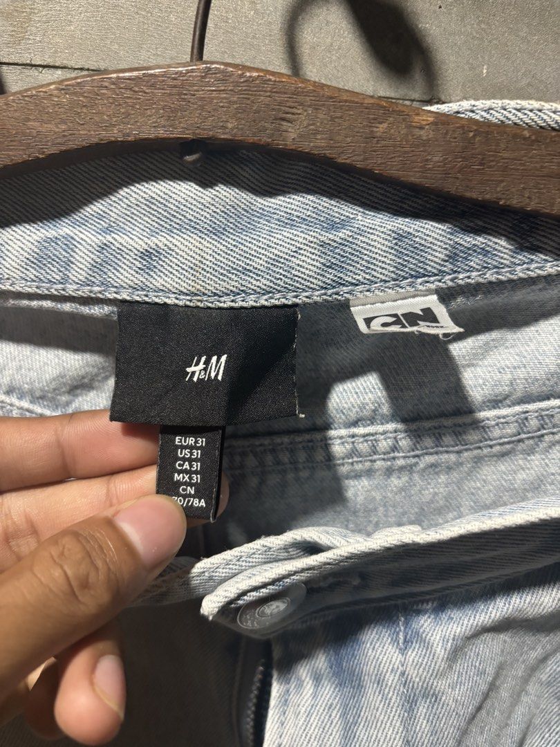 H&M X CN Carpenter jorts (Category: Shorts) located in Ramon. Submitted by vanjho.x (Listing ID 1465992055, Image 3). Description: H&M X RICK AND MORTY carpenter jorts -No Major flaws (crack prints only) -Size 31x21 -Neat Condition .