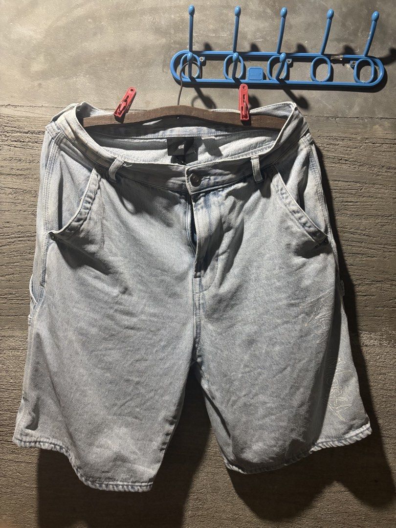 H&M X CN Carpenter jorts (Category: Shorts) located in Ramon. Submitted by vanjho.x (Listing ID 1465992055, Image 1). Description: H&M X RICK AND MORTY carpenter jorts -No Major flaws (crack prints only) -Size 31x21 -Neat Condition .
