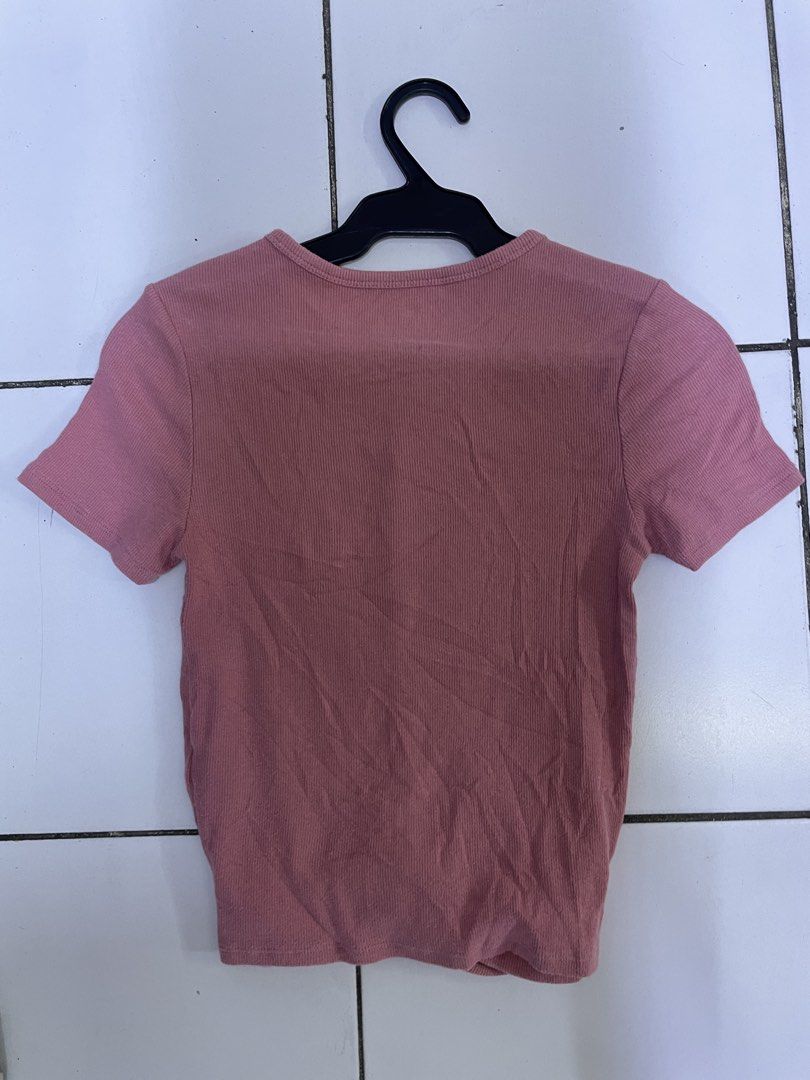 Hollister blouse (Category: Blouses) located in Lucena. Submitted by riyizthriftz (Listing ID 1465953761, Image 3). Description: Hollister Blouse Small on tag Good condition Color rate 9/10.