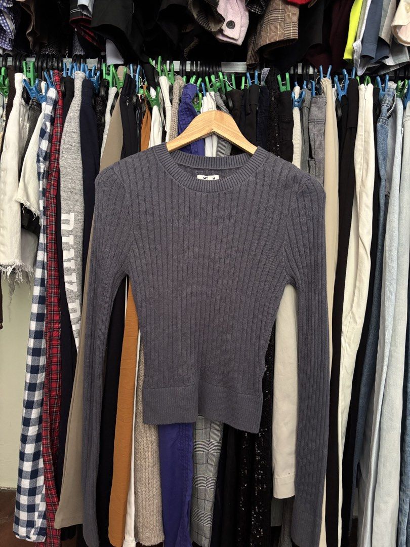 hollister knitted longsleeve (Category: Longsleeves) located in Pila. Submitted by isabelasthriftclothes (Listing ID 1466113564, Image 1). Description: .
