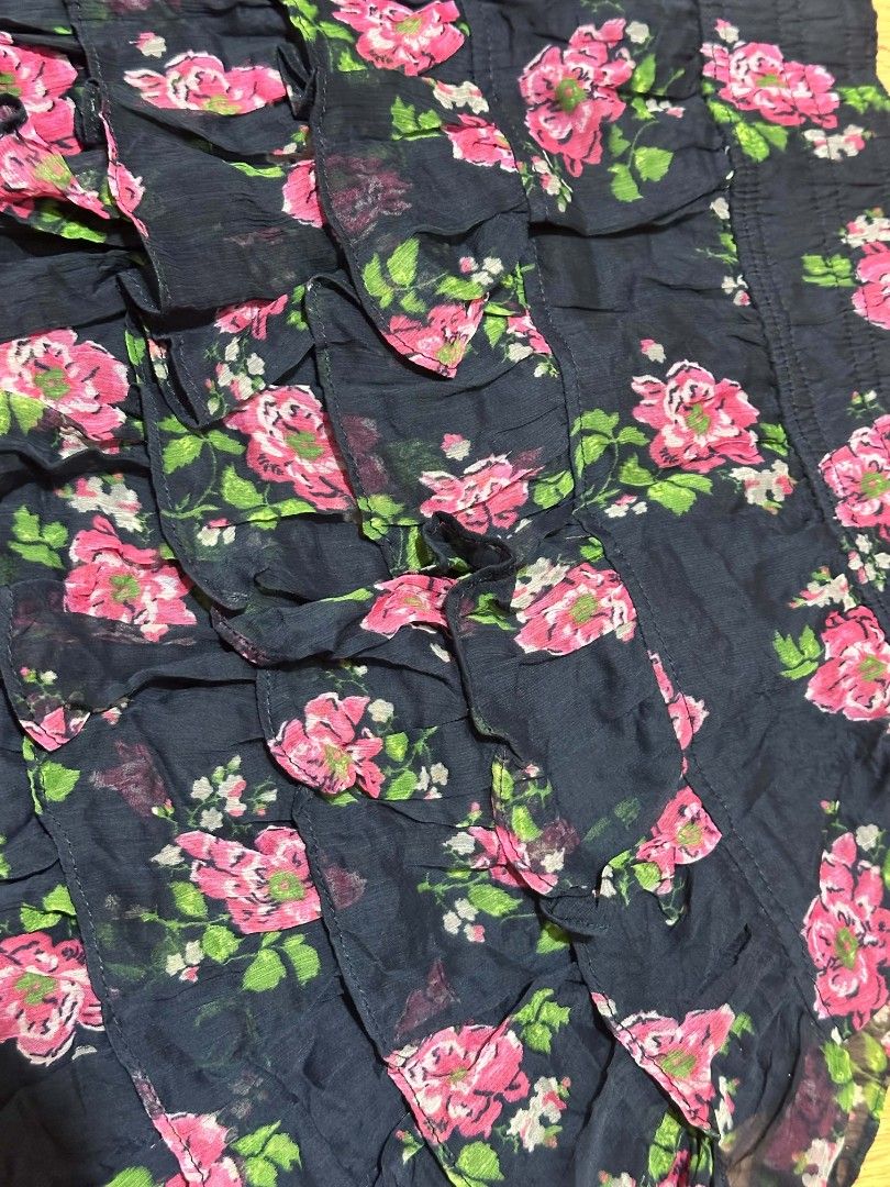 Hollister Skirt (Category: Skirts) located in Pasig City. Submitted by thriftkolangg_ (Listing ID 1466145263, Image 3). Description: Buy 1 skirt (floral), Get 1 free (plain) 📍LOC: SANTOLAN, PASIG CITY 🚛 COURIER: LALAMOVE, SHOPE CHECK OUT, PICK-UP ✅ MINE NOW, PM NOW ✅ PAY FIRST ✅ ISSUES WILL BE MENTIONED ✅ 1 DAY RESERVATION ONLY ✅ PM THE SELLER FOR MORE DETAILS BUYER WILL SHOULDER THE SHIPPING FEE ‼️.