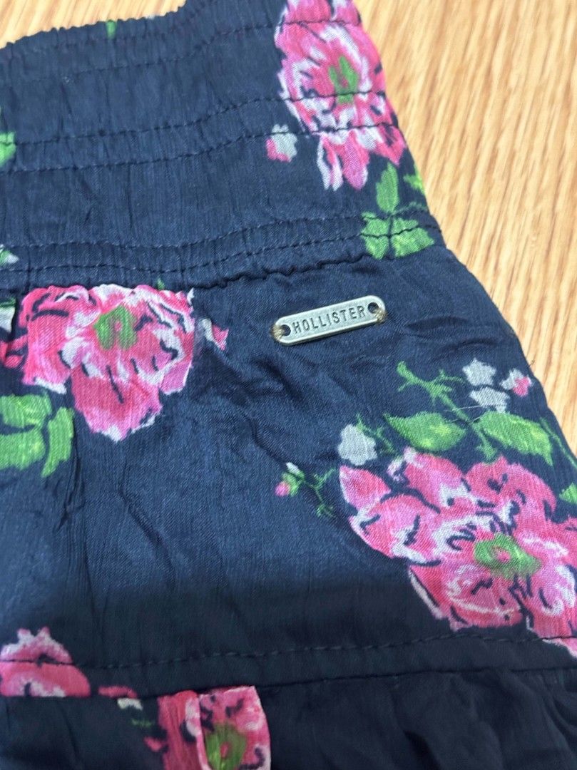 Hollister Skirt (Category: Skirts) located in Pasig City. Submitted by thriftkolangg_ (Listing ID 1466145263, Image 2). Description: Buy 1 skirt (floral), Get 1 free (plain) 📍LOC: SANTOLAN, PASIG CITY 🚛 COURIER: LALAMOVE, SHOPE CHECK OUT, PICK-UP ✅ MINE NOW, PM NOW ✅ PAY FIRST ✅ ISSUES WILL BE MENTIONED ✅ 1 DAY RESERVATION ONLY ✅ PM THE SELLER FOR MORE DETAILS BUYER WILL SHOULDER THE SHIPPING FEE ‼️.