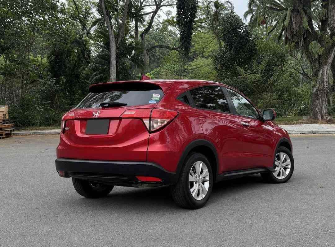 Honda Vezel 1.5 X (A) (Category: Used Cars) located in Singapore. Submitted by carousell_certified_partners (Listing ID 1466042715, Image 2). Description: Lifetime Engine Warranty provided for your peace of mind! Previous owner was a retired businessman, with the car meticulously cared for. Immaculate pristine condition inside out, with no undercarriage noise. Engine and gearbox perform flawlessly and smooth!Drive&Go unit. All trade-ins welcome. 