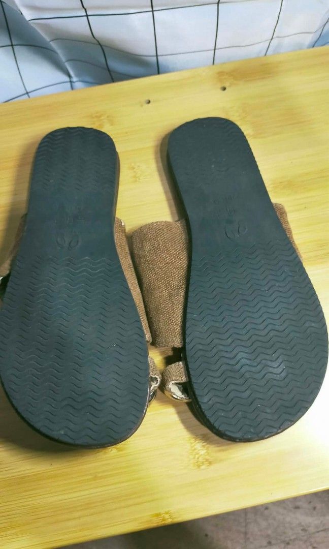 honey daisybd friendly casual sandals (Category: Flats & Sandals) located in Caloocan City. Submitted by chani7878 (Listing ID 1466066949, Image 2). Description: women sandals size 230 size 6 eu 36 good as new dm for more details preloved kakabili lang ndi na sinusuot.