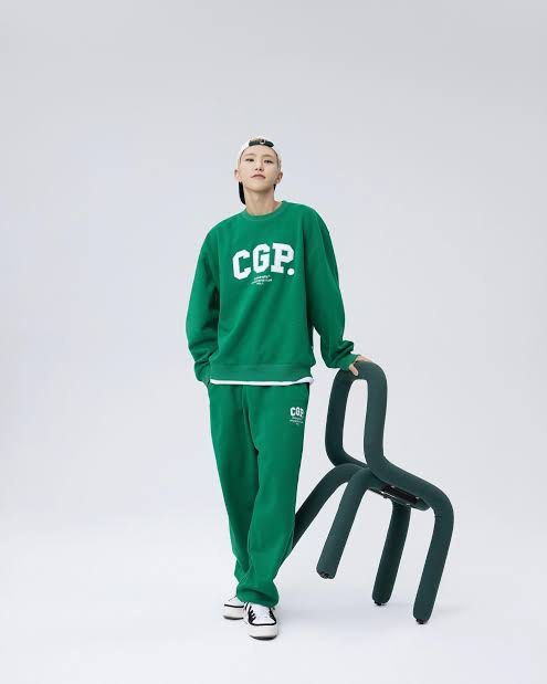 HOSHI CGP Codegraphy Sweatshirt and Sweatpants Matching Set (Category: Sets or Coordinates) located in Dolores. Submitted by aerisells271 (Listing ID 1465993759, Image 1). Description: - Brand: CGP / Codegraphy - Condition: wore it a lot but still good quality - Size : SMALL DM if inch ! w free pf.